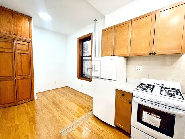 Foto del edificio - Freshly updated 1 Bed + W/D | East 11th St...