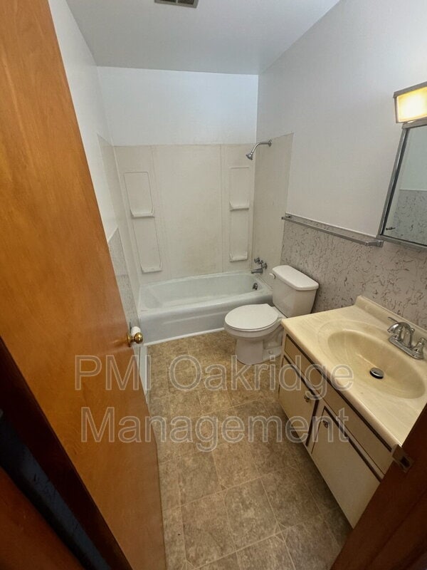 Foto del edificio - 707 N Center St