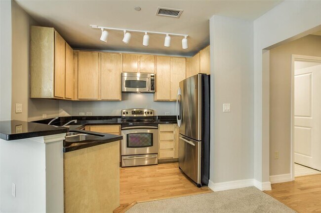 Building Photo - 500 Throckmorton St