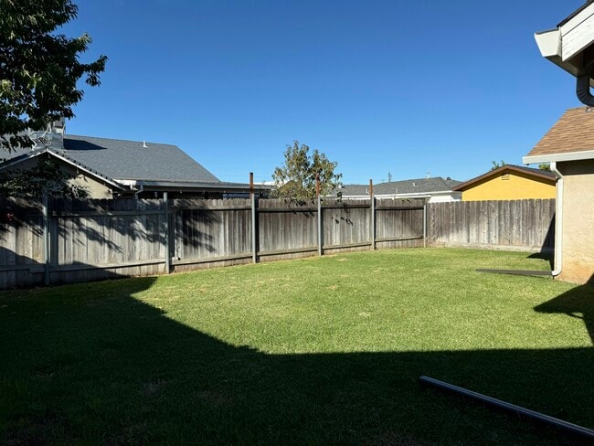 Building Photo - 1725 S Sacramento St