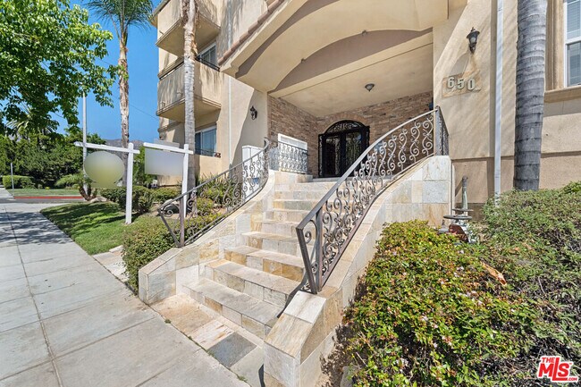 Building Photo - 650 E Palm Ave