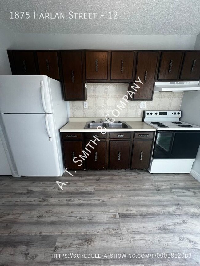 Building Photo - Updated Two Bedroom Apartment Near Sloan's...