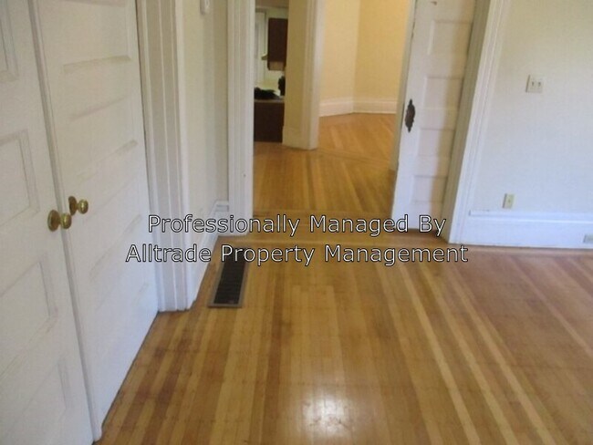 Building Photo - 525 W Ormsby Ave