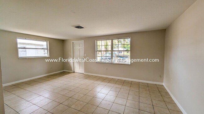 Foto del edificio - Cute 2 Bedroom/1 Bath Duplex Near Downtown Sarasota