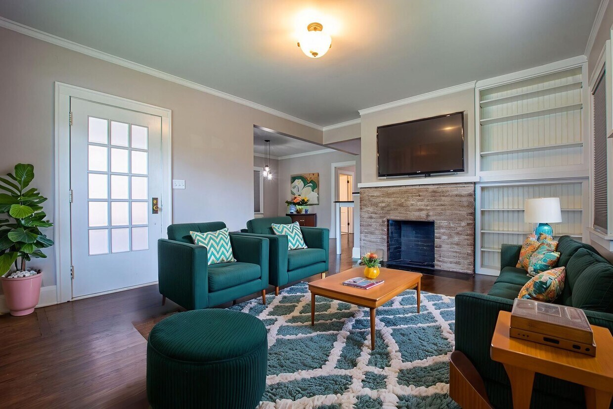 Foto principal - Adorable Brick 4 Bedroom Ranch with Finish...