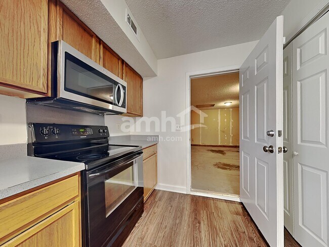 Foto del edificio - 1219 Alston Hill Dr