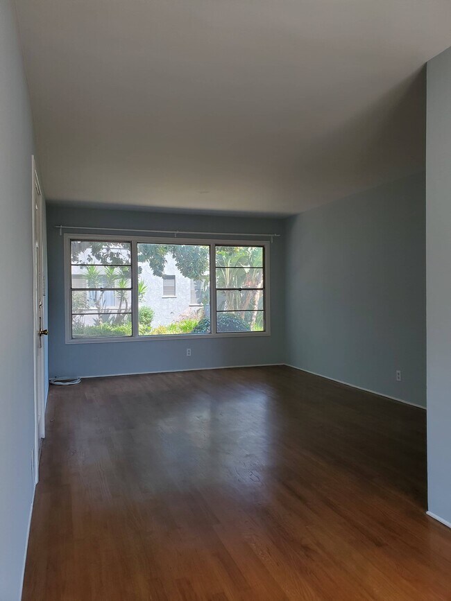 Foto del edificio - 2503 N Beachwood Dr