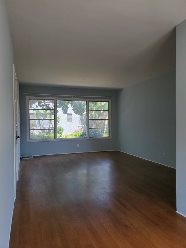 Building Photo - 2503 N Beachwood Dr