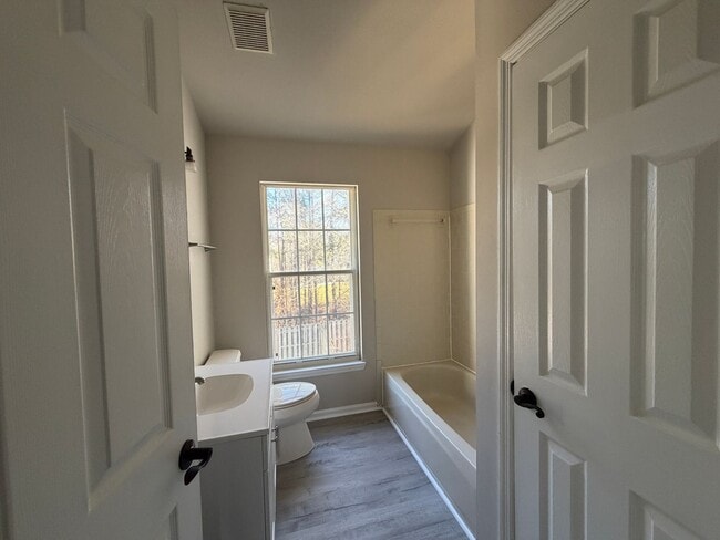 Building Photo - Great 2 bedroom fully renovated townhouse