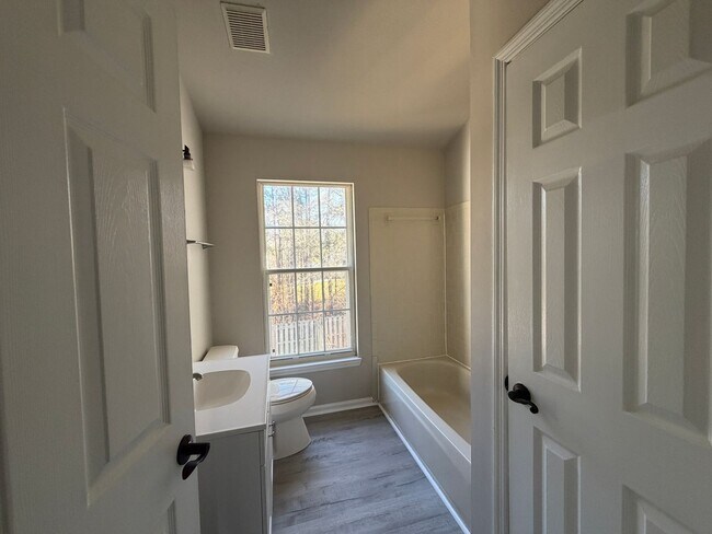 Foto del edificio - Great 2 bedroom fully renovated townhouse