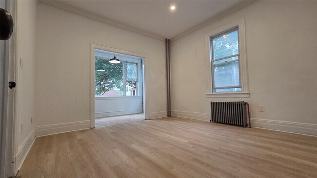 Foto del edificio - 42-21 65th Pl