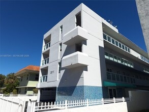 Building Photo - 2011 Bay Dr
