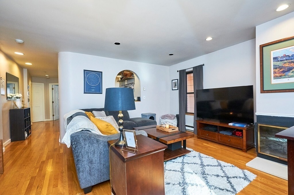 Primary Photo - 18 E Springfield St