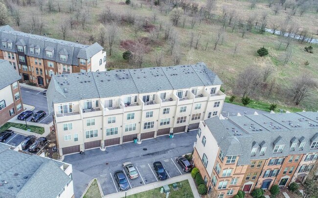 Building Photo - Stylish townhouse in ideal Frederick locat...