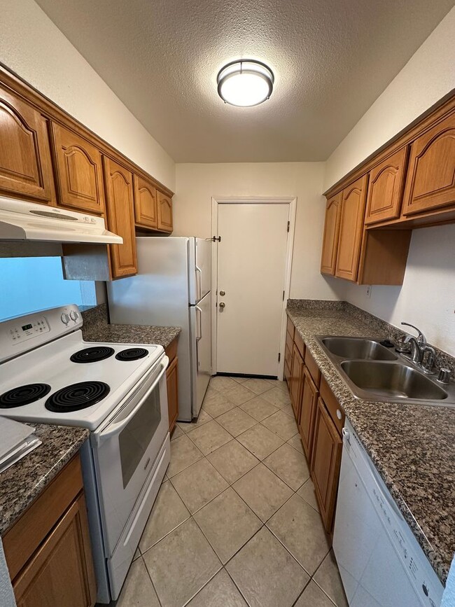 Building Photo - 2 Bed 1 Bath On Del Rio Cir, Concord
