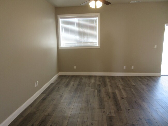 Foto del edificio - Move-In Bonus - Newer Town home living in ...