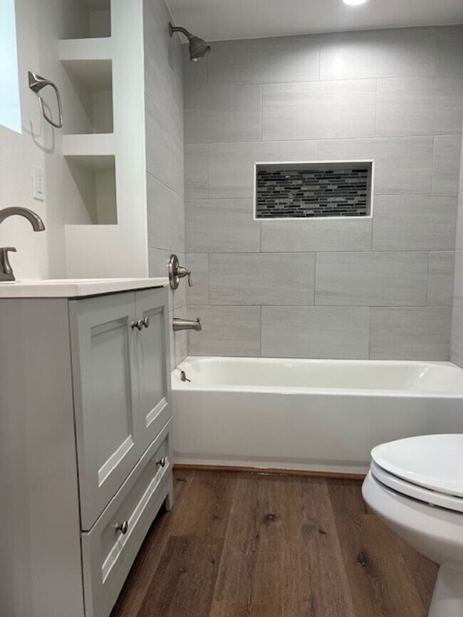 Building Photo - Oakland Studio - Remodeled & Ready
