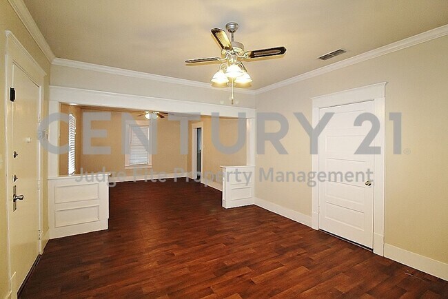 Building Photo - Charming 2/1 Located Minutes from Downtown...