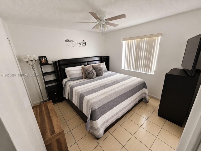Foto del edificio - 8059 NW 8th St