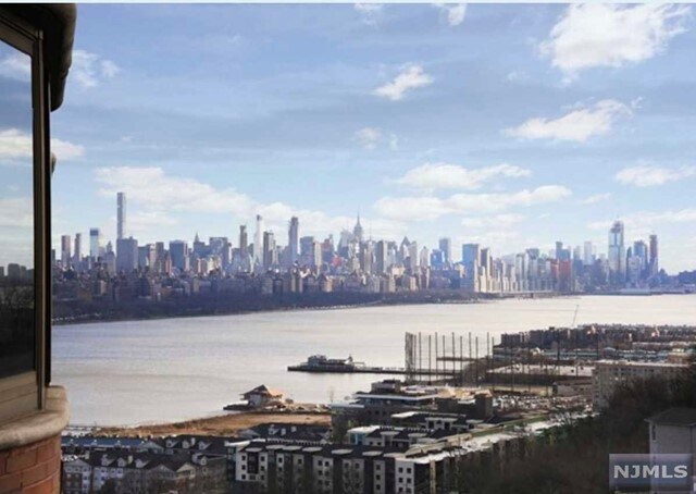 Foto del edificio - 100 Carlyle Dr