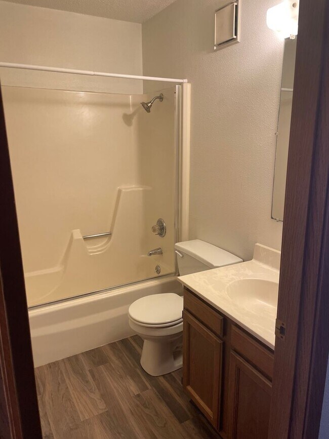Building Photo - 1 Bedroom Apartment - Close to Schools, Shopping, and Parks