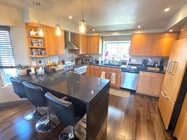 Foto del edificio - Stunning Hillside Home with Expansive View...