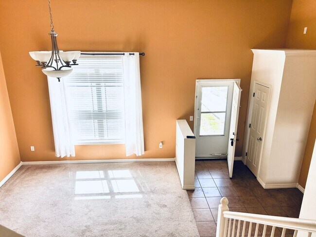 Foto del edificio - Spacious Townhome, Close to Fort Riley!