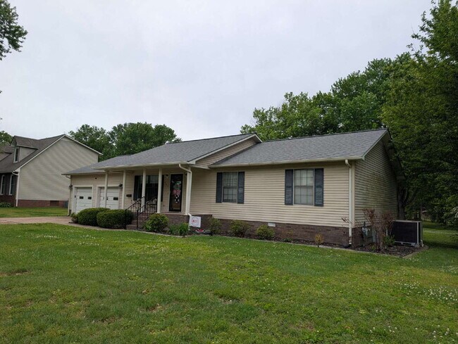 Foto del edificio - "Charming 3-Bedroom Retreat with 2 Full Baths in Tranquil Martin, TN"