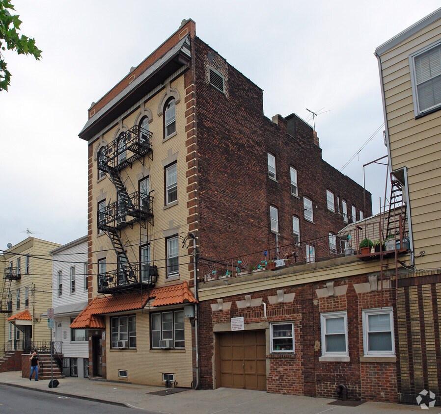 Building Photo - 54 Monroe St