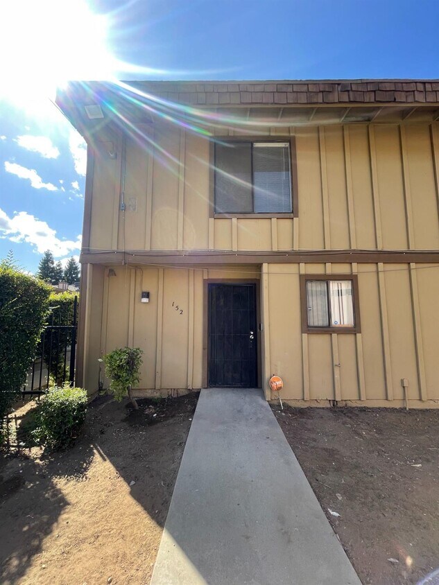 Primary Photo - 1221 N Peach Ave