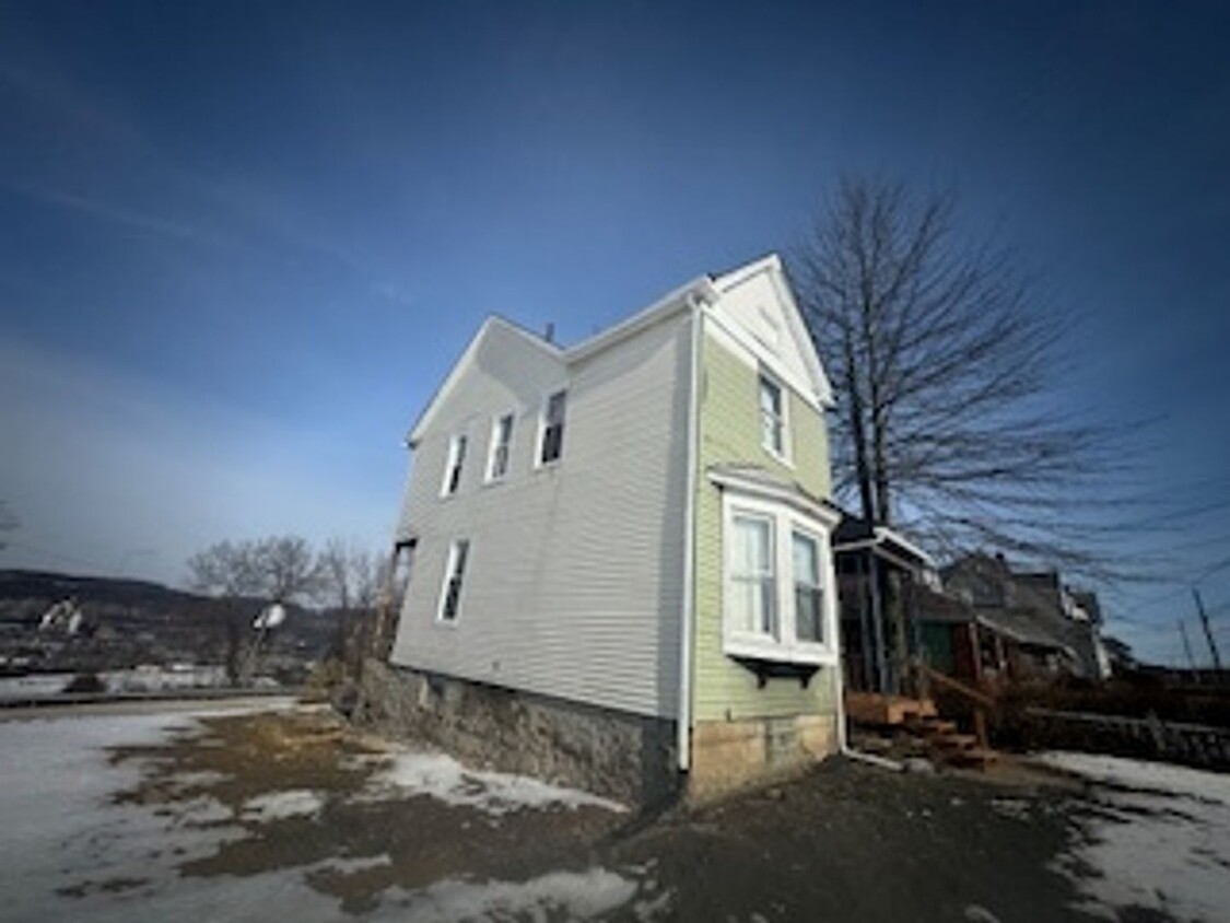 Foto principal - Charming 3BR House in Clairton