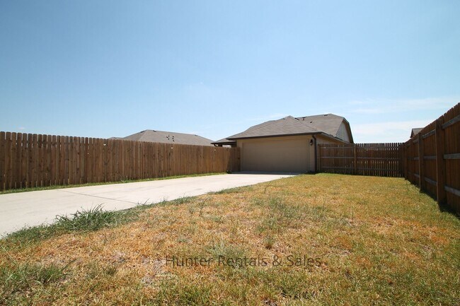 Building Photo - Charming Bungalow Style Home with Modern C...