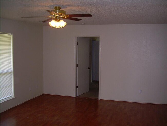 Building Photo - 2209 Carverly Dr