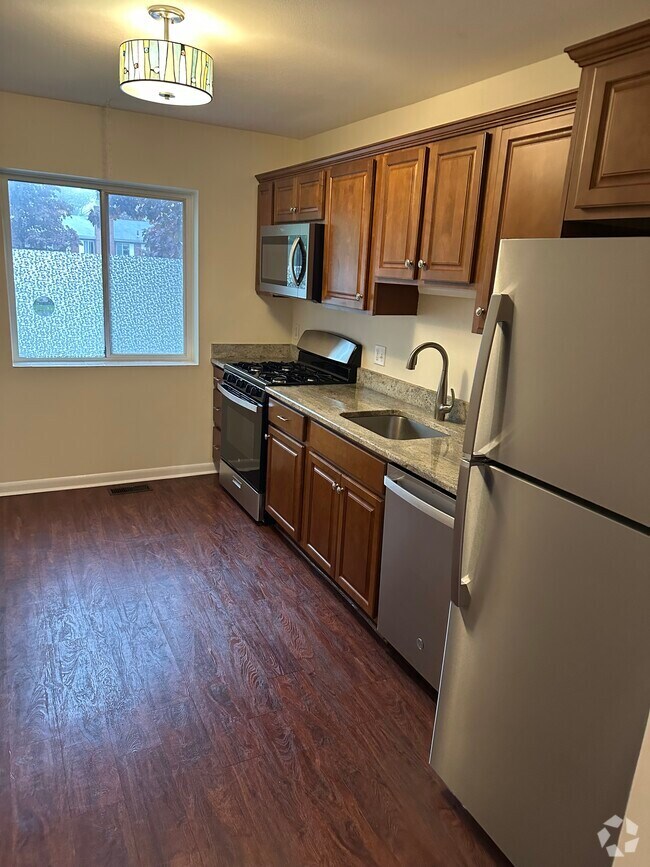 Building Photo - 10 Bayberry Dr