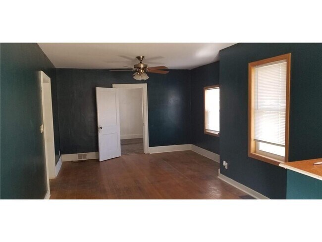 Building Photo - 507 Vine Ave W