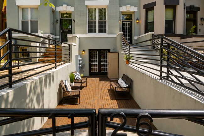 Foto del edificio - 1126 Columbia Rd NW