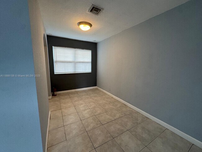 Foto del edificio - 630 NE 15th Ct