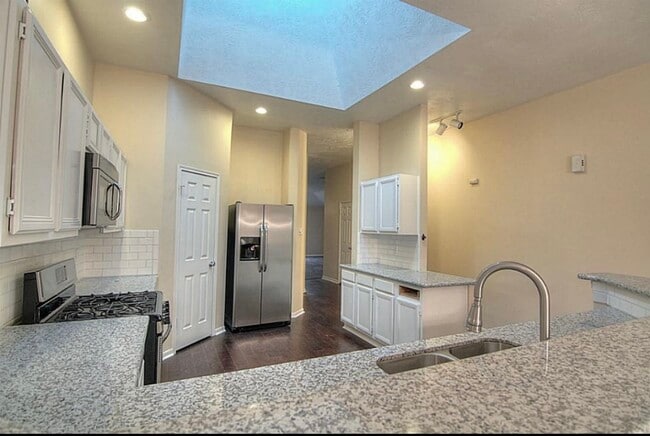 Foto del edificio - 543 Rivergrove Dr