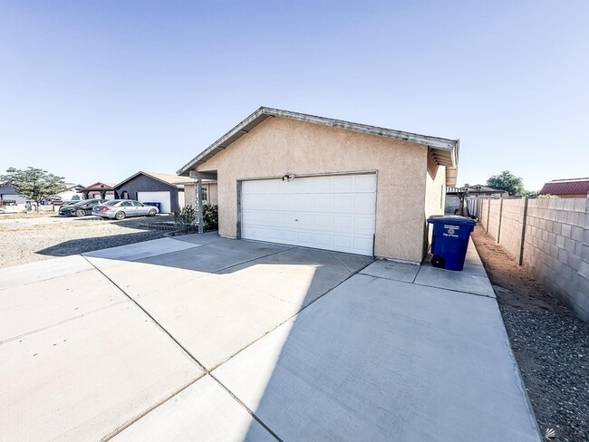 Building Photo - 3845 S Cactus Wren Way