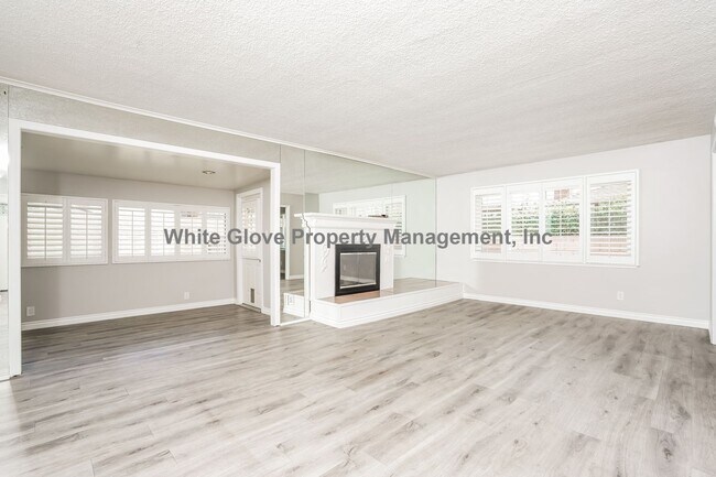 Foto del edificio - Beautiful 3 Bedroom Fullerton Home with Pool