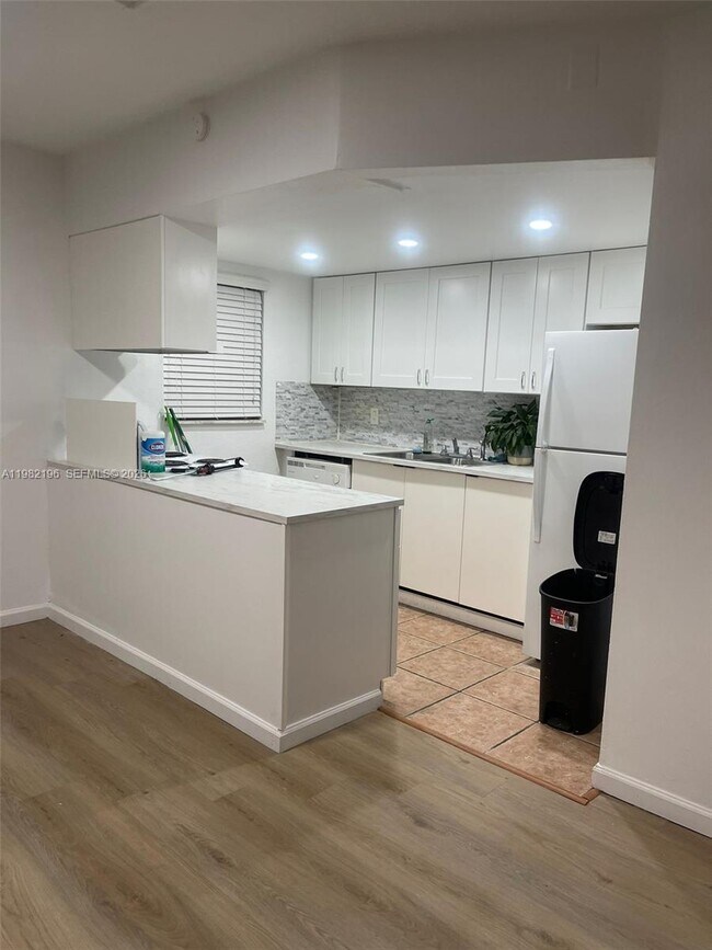 Building Photo - 1100 NE 9th Ave