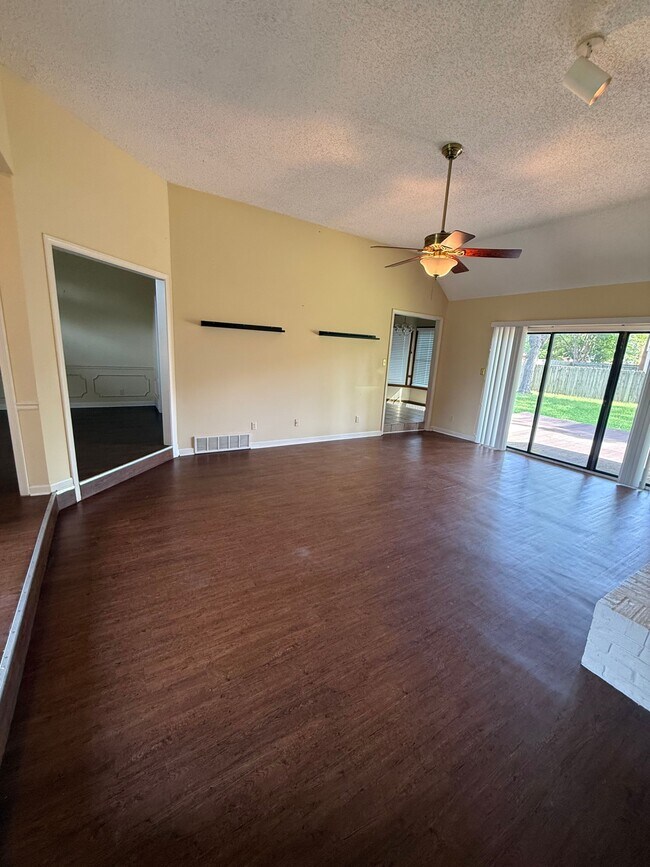 Foto del edificio - 8142 Creekside Cir S