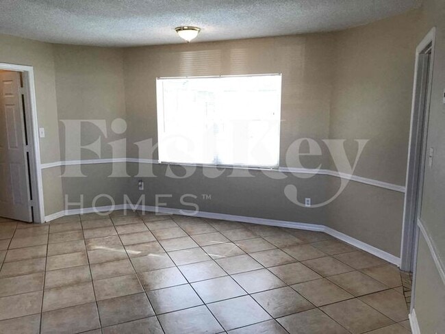 Building Photo - 701 Kingswood Loop