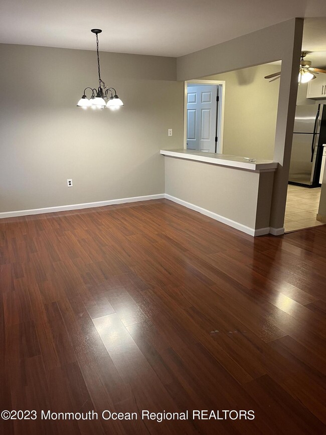 Building Photo - 136 Amberly Dr