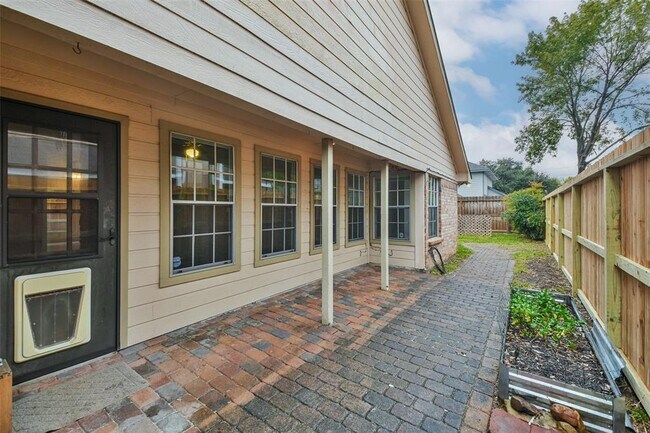 Foto del edificio - 10306 Wayward Wind Ln