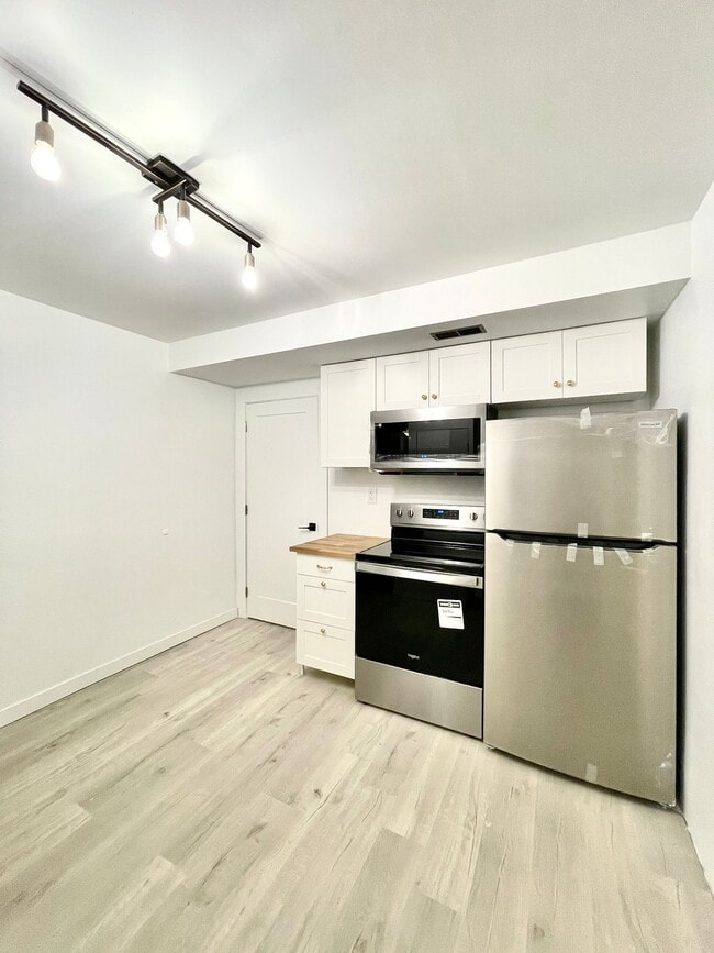 Building Photo - 2133 Sperling Av