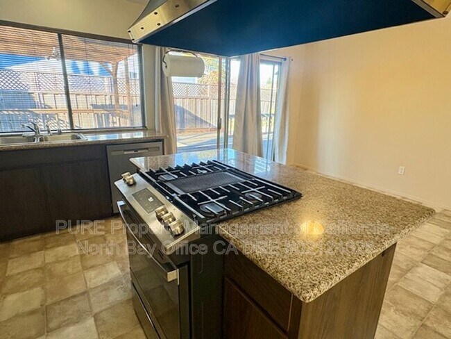 Foto del edificio - 1657 Sarkesian Dr