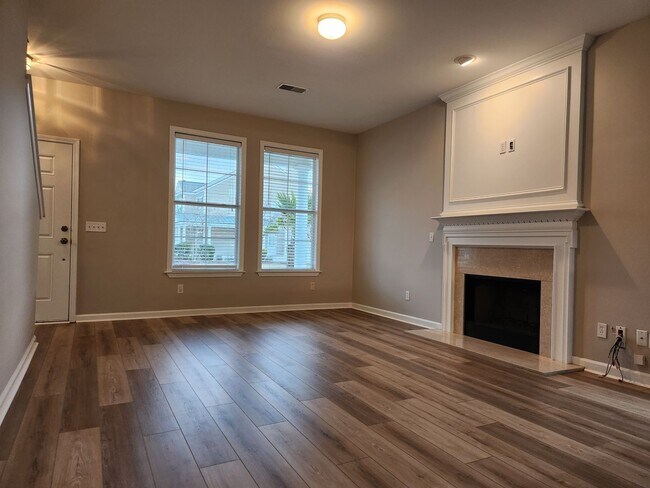 Building Photo - *Available Now** 4 bedroom, 2.5 bath home ...