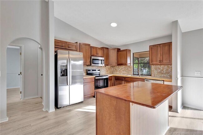 Foto del edificio - 252 NW Lincoln Ave