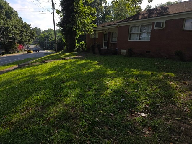 Building Photo - 1322 Briar Creek Rd